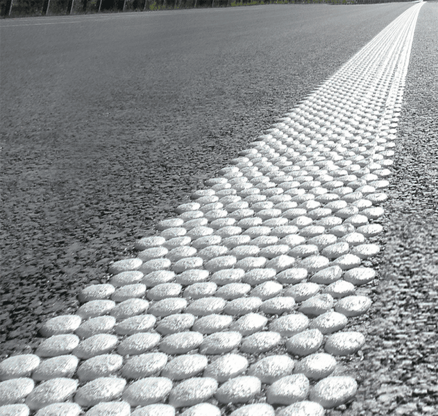 Regular agglomerate marking with enhanced traction on traffic surfaces