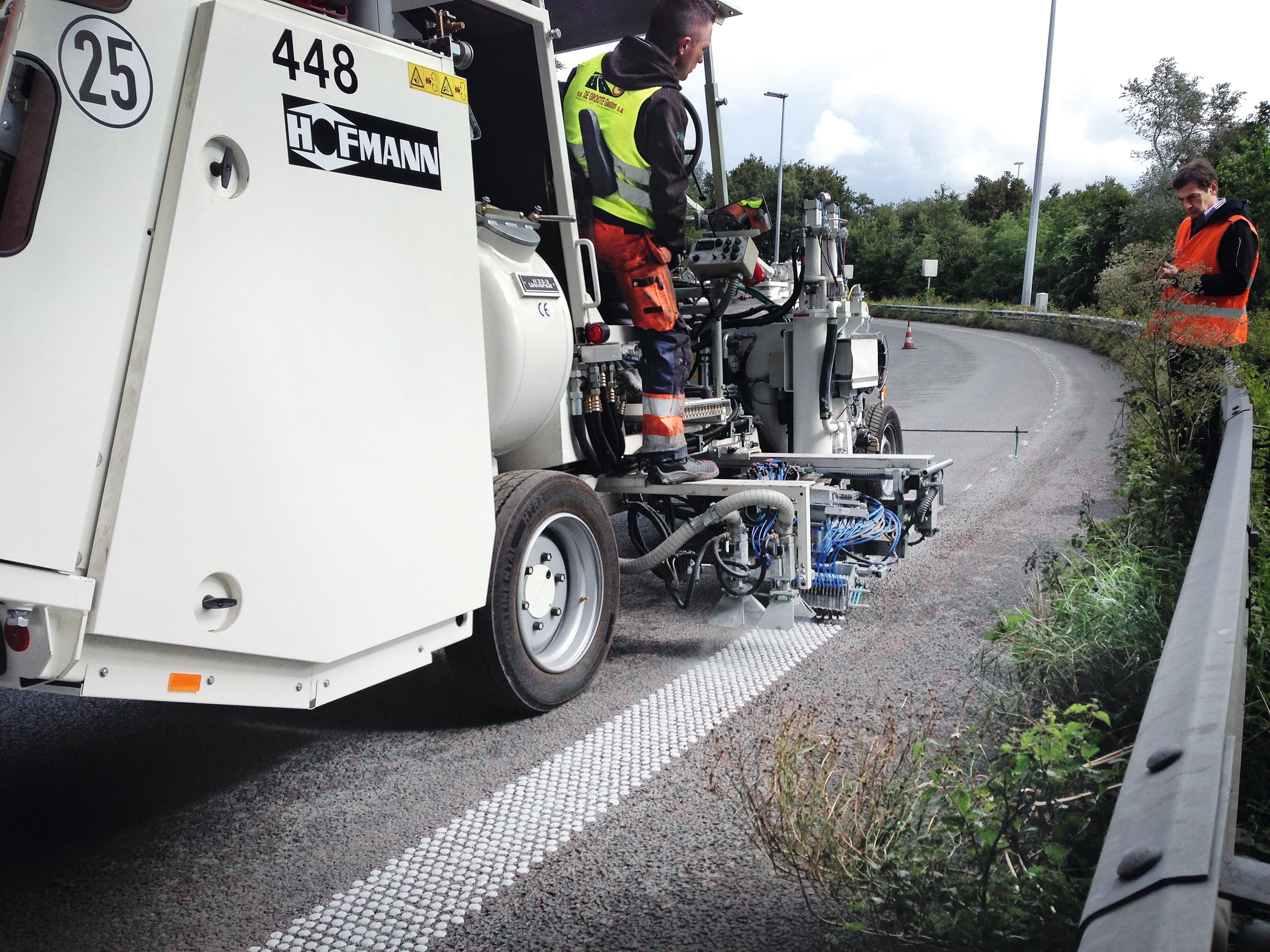 Thick-layer road marking with a textured surface designed for heavy traffic
