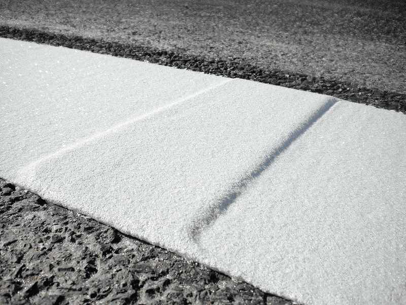 Profile-textured marking with enhanced traction for traffic areas