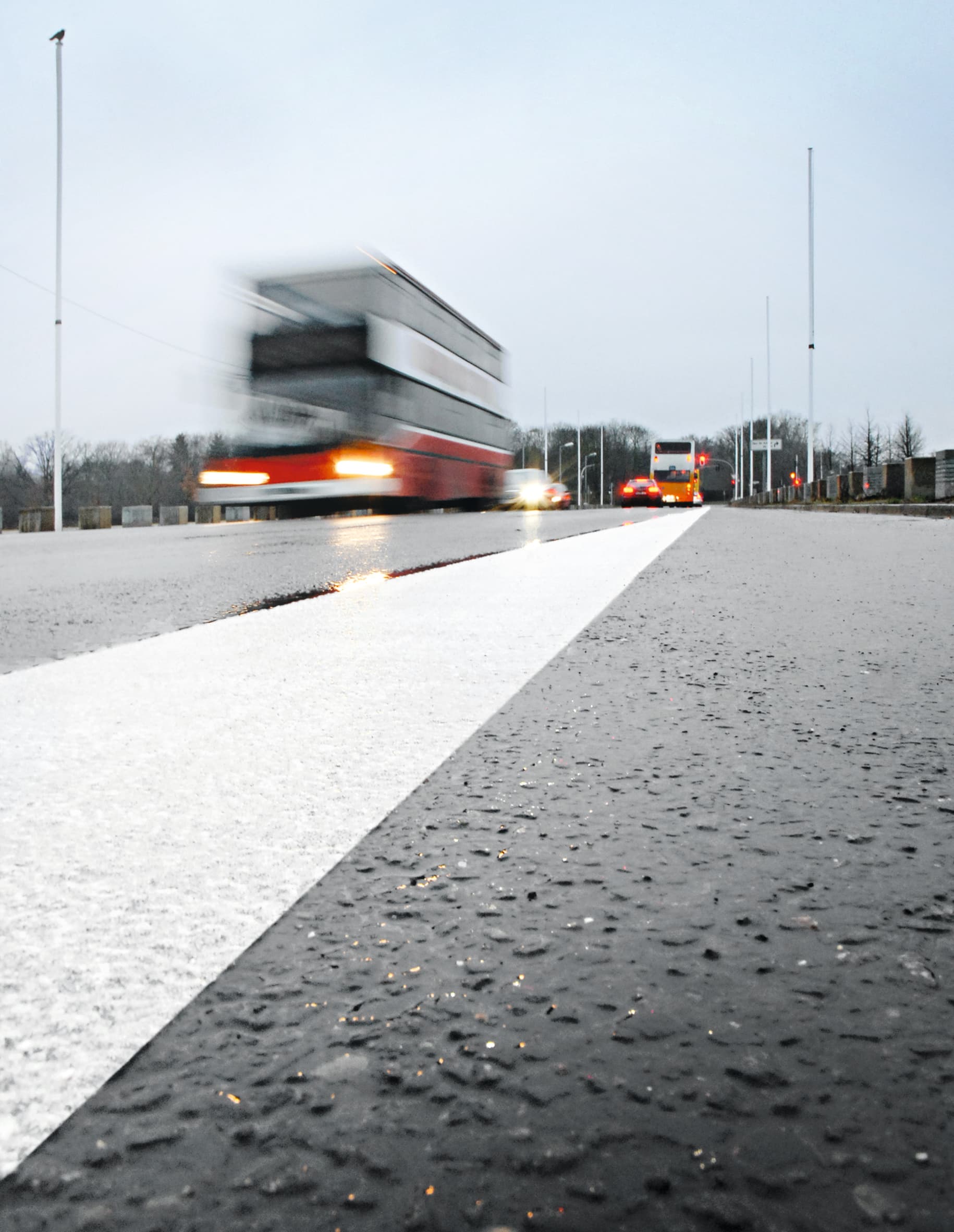 Thin-film road marking on asphalt with rapid reopening to traffic