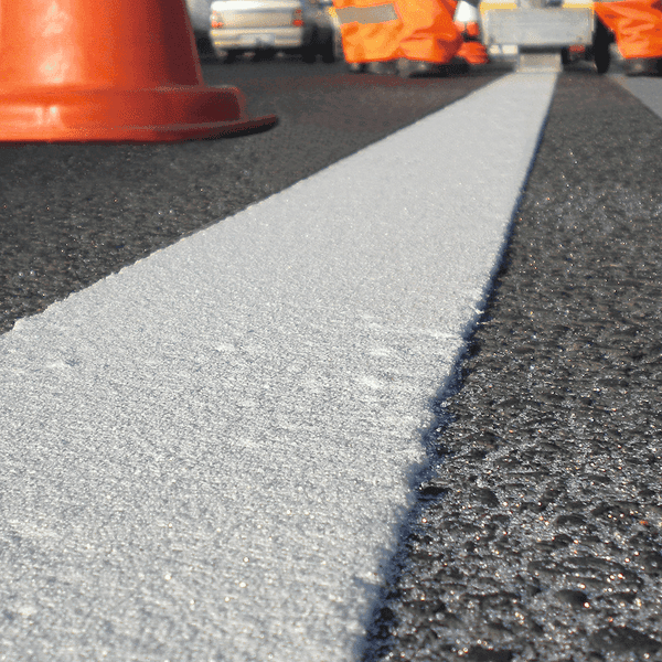 Solid-line markings for traffic areas with clear lines