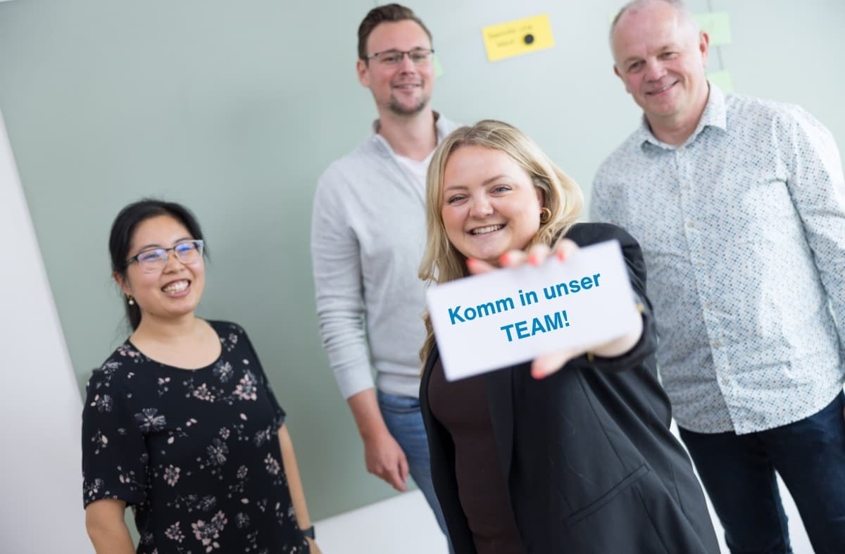 Mitarbeitende von Triflex laden mit „Komm in unser Team“ zur Bewerbung ein