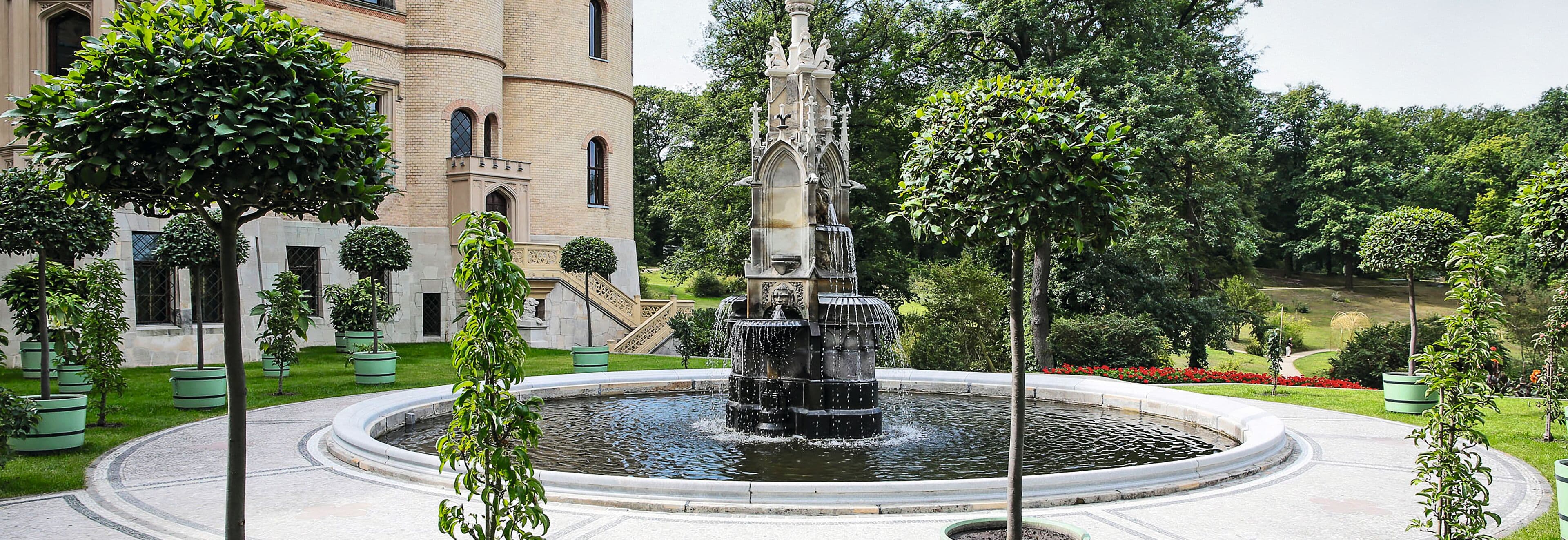 Historischer Brunnen mit Wasserbecken vor Schlossanlage – Beispiel für Abdichtung und Sanierung von Brunnen und Wasserbauwerken