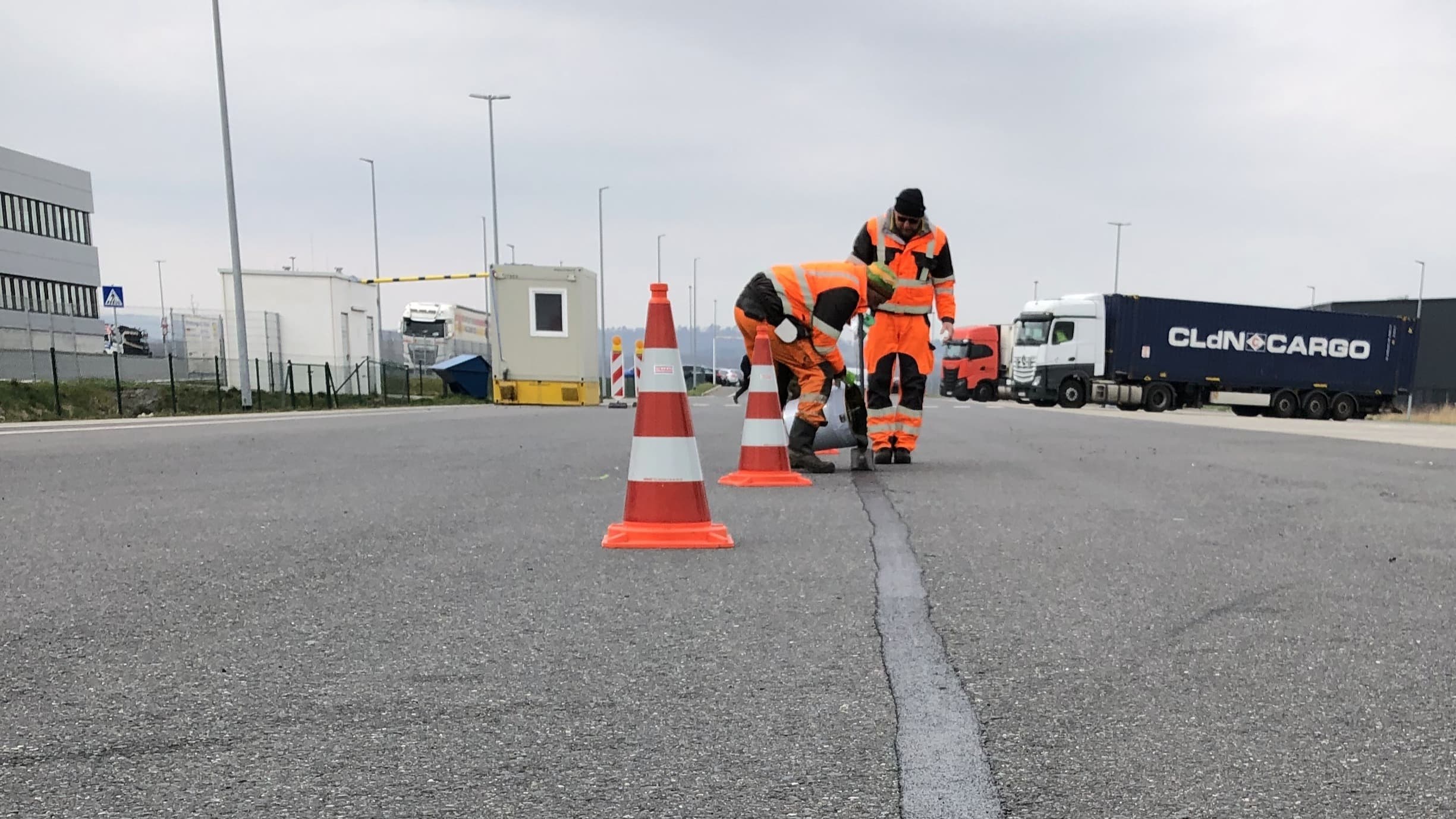 Repair of asphalt joints and cracks in the truck parking area at the Lidl central warehouse in Hildesheim using Triflex Asphalt Repro 3K repair mortar