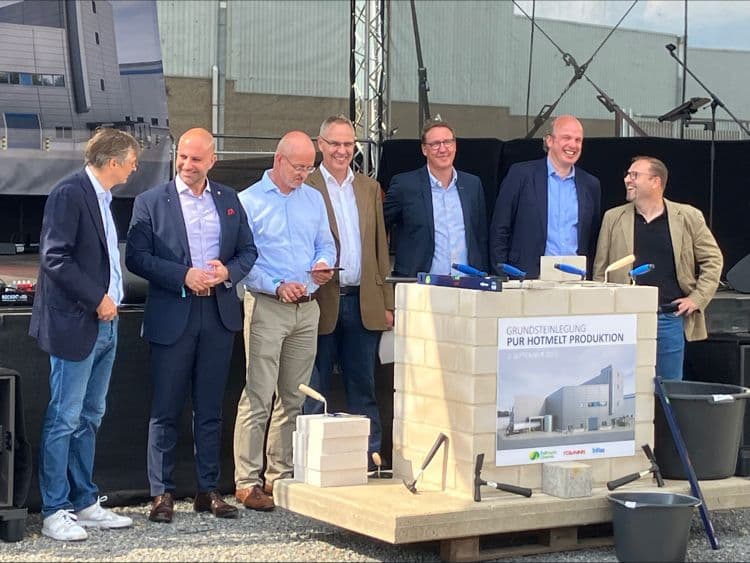 Teilnehmende beim Triflex Familienfest 2023 vor Bühne und Präsentationsbereich