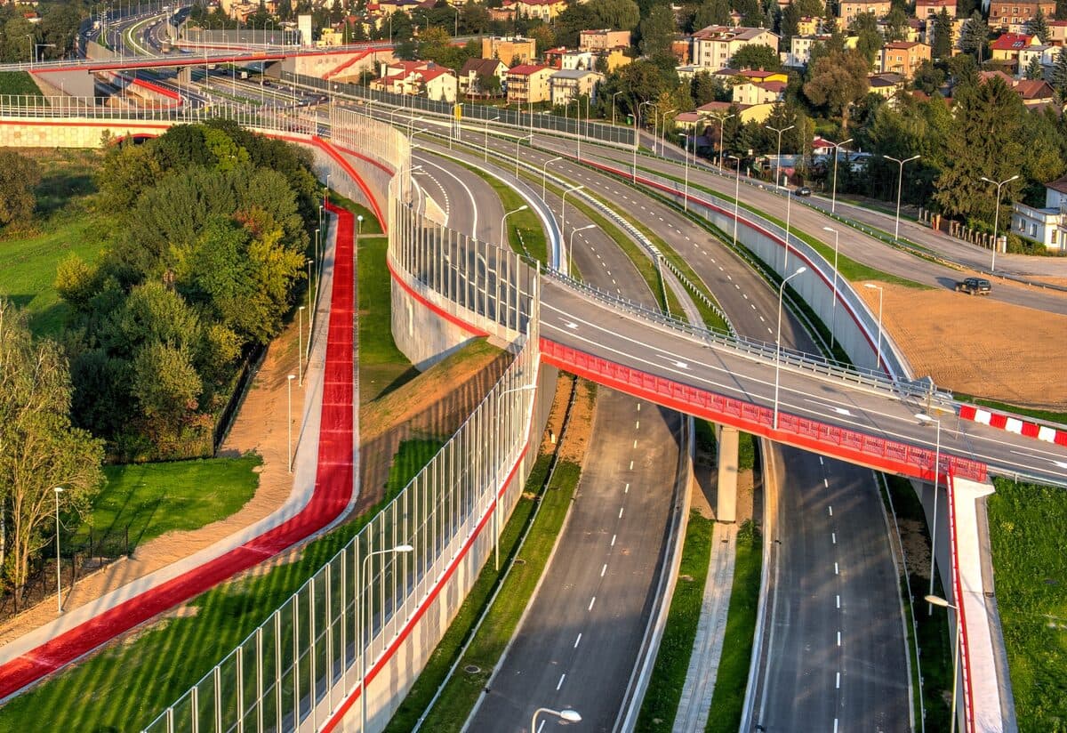 Mehrspuriges Straßen- und Brückenbauwerk mit Fahrbahnmarkierungen aus der Vogelperspektive.