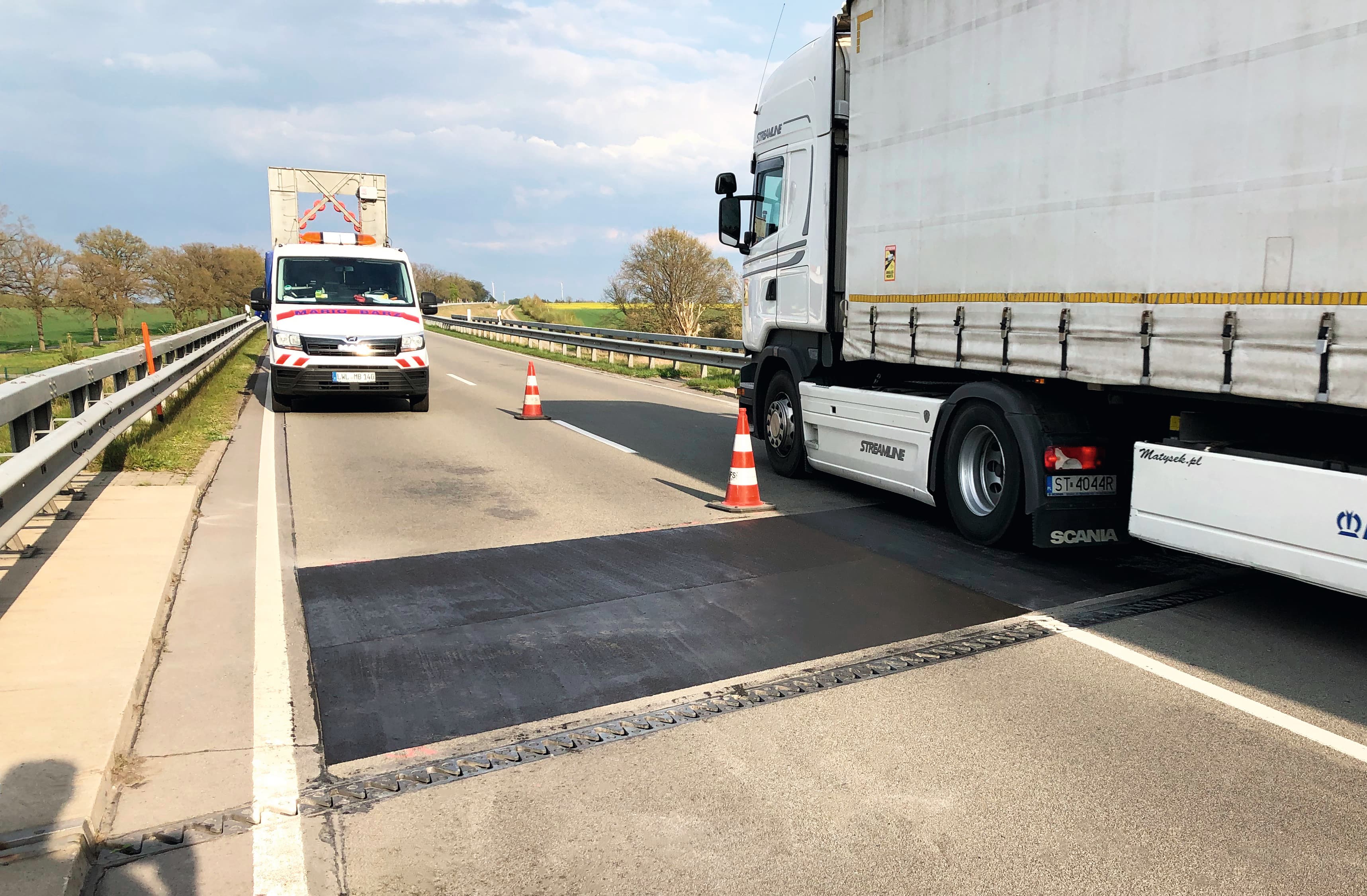 Repair of a damaged asphalt surface at the bridge abutment using Triflex Asphalt Repro 3K