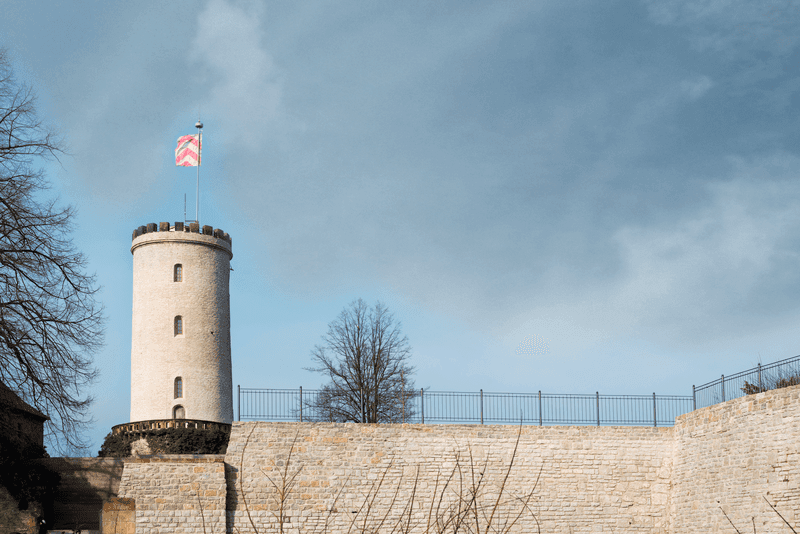 Sanierung des Aussichtsturms Sparrenburg in Bielefeld: Balkonabdichtung mit Triflex BTS-P auf Asphaltuntergrund, denkmalgerechte Abdichtungslösung im Bestand, fertiggestellt 2014.