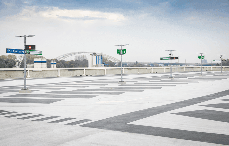 Parkdeck mit farbiger Fahrbahnmarkierung und Beschichtungssystem in einer Tiefgarage