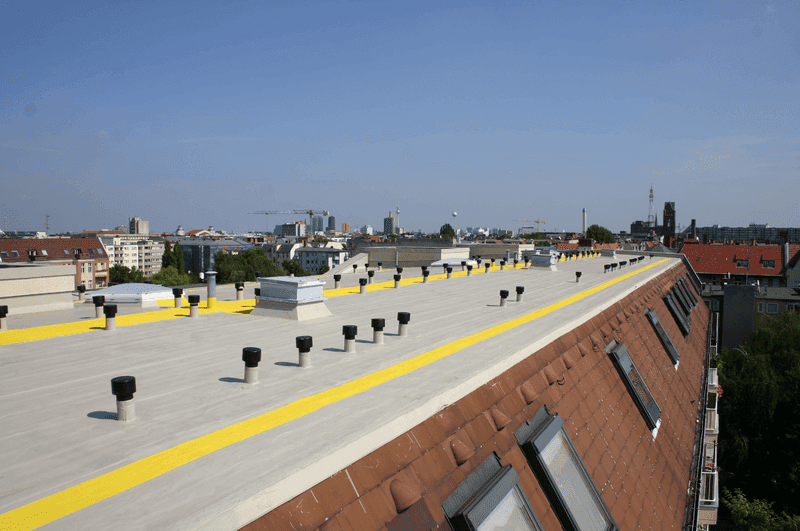 Flachdach-Sanierung an Wohn- und Geschäftshaus Bölschestraße Berlin mit Triflex ProTect Flüssigabdichtungssystem.