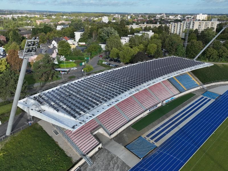 Stadiondach mit Photovoltaik und technischen Aufbauten