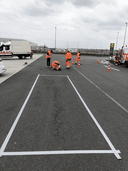 Lkw-Stellplatz am Lidl Zentrallager in Hildesheim saniert mit Triflex Asphalt Repro 3K für langlebige Asphaltflächen
