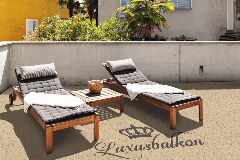 Luxusbalkon mit zwei Liegestühlen und dekorativem Schriftzug „Luxusbalkon“ im Triflex Floor Tattoo Design auf beschichtetem Balkonboden