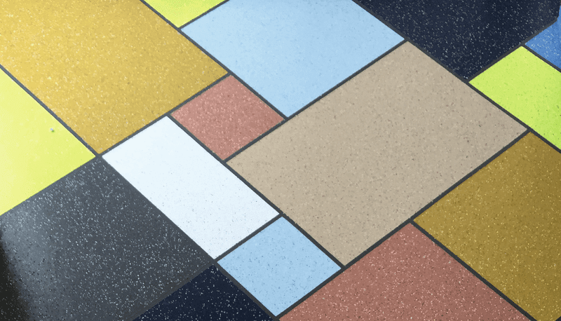 Bunter Bodenbelag im Triflex Creative Design mit geometrischem Fliesenmuster in verschiedenen Farben