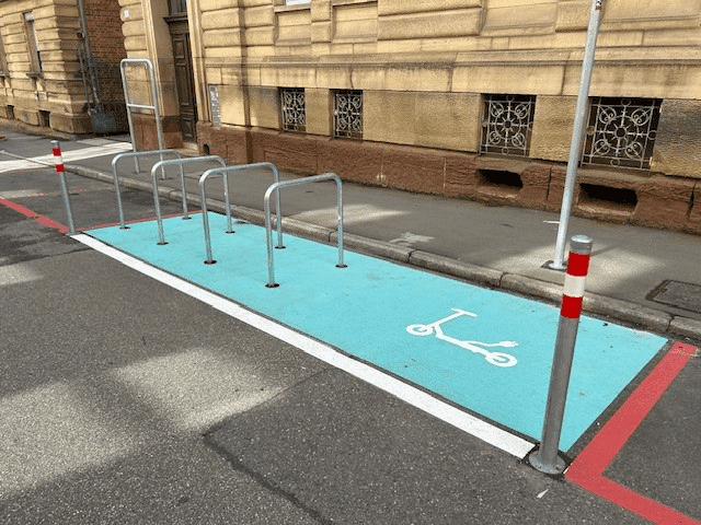 Türkise Fahrradzone in Stuttgart mit markiertem Fahrradsymbol in einer Einbahnstraße – farbige Verkehrsflächenlösung zur sicheren Führung des Radverkehrs.