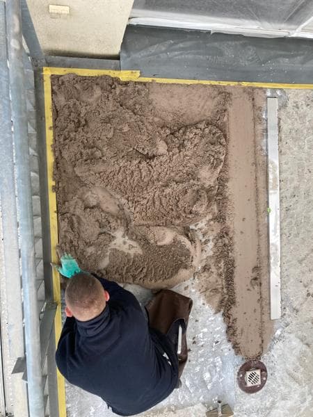 Verarbeitung von Triflex CeFix Screed 631 zur Gefälle- und Untergrundherstellung