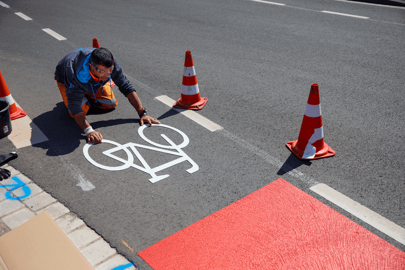 Thermoplastische Radwegmarkierung mit Symbolschablone als Ergänzung zu farbigen Verkehrsflächen